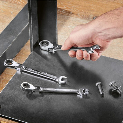 Clé plate avec un côté cliquet articulé et pivotable
